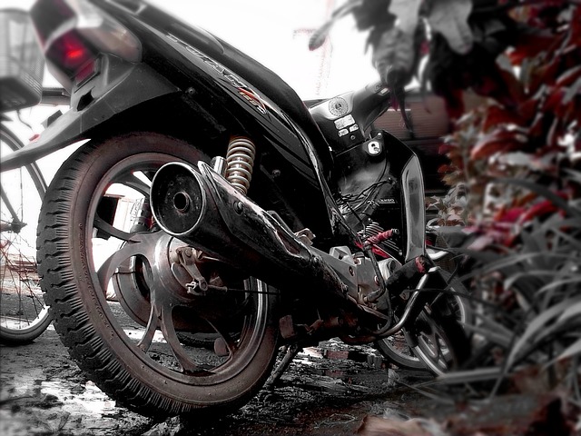 Čierna motorka s výfukom